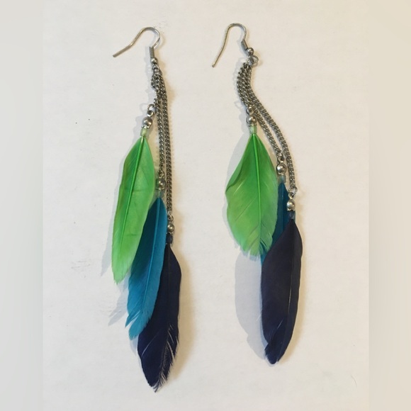 3 Pairs of Feather Earrings - Picture 3 of 4